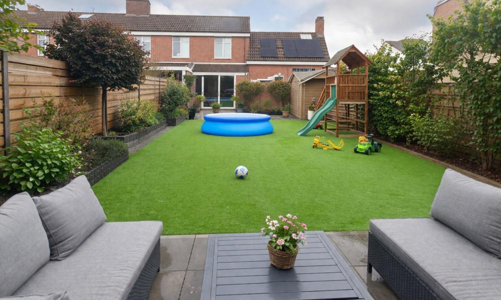 Kunstgras onder zwembad