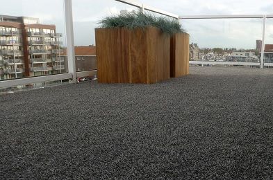 Balkon met plantenbak en zwart kunstgras