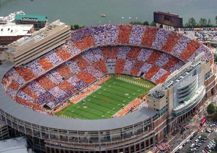 American Football veld met kunstgras - bron: https://upload.wikimedia.org/wikipedia/commons/d/da/Neyland_aerial_view_of_checkerboard.jpg